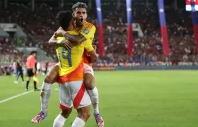 Luis Suárez y Luis Díaz celebrando uno de los goles.