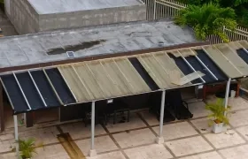 El techo de la piscina de uno de los conjuntos residenciales afectados. 
