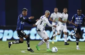 El barranquillero Michael Barrios, delantero del Once Caldas, durante el partido de ida contra Independiente del Valle.
