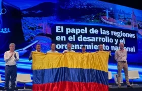 Buce Mac Master junto a alcaldes. 