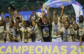 Jugadoras de Deportivo Cali celebran con el trofeo de la Liga Profesional Femenina Colombia.