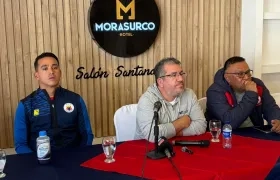 Camilo Ayala, técnico del Pasto, y Óscar Casabón (centro), presidente del Pasto, durante la rueda de prensa.