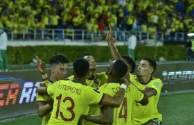 Jugadores de Colombia celebrando un gol a Bolivia en la Eliminatoria 2022.