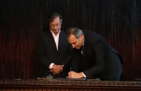 Juan Manuel Corzo durante su posesión ante el presidente Gustavo Petro. 