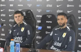 Los jugadores uruguayos Facundo Pellistri y Rodrigo Bentancur.