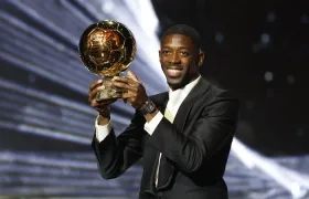 Ousmane Dembelé con el Balón de Oro entregado este lunes por France Football y la UEFA.