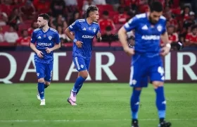 Camilo Durán (centro) tras marcar su gol ante el Benfica. 