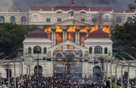 El fuego y el humo se elevan del palacio Singha Durbar. 