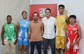 El director de Indeportes Atlántico, Iván Urquijo, duranta la entrega de uniformes a los equipos participantes.