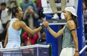 Zheng Qinwen y Emiliana Arango.