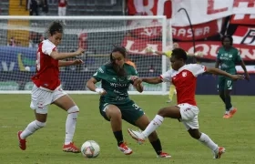 Acción del partido de ida entre Santa Fe y Cali, en Bogotá. 