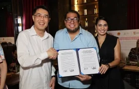 Embajador de China en Colombia, Zhu Jingyang, junto al alcalde de Puerto Colombia, Plinio Cedeño, y su esposa Katherine De la Hoz.