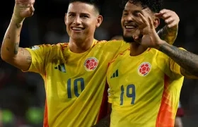 James Rodríguez celebra con Luis Suárez, figura de Colombia contra Venezuela. 
