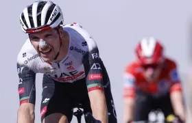 Joao Almeida supera en la meta al líder de la Vuelta, Jonas Vingegaard.