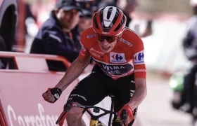 Jonas Vingegaard cruza la meta como ganador de la penúltima etapa de la Vuelta a España.
