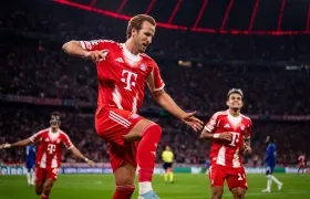 Harry Kane celebra uno de sus goles al Chelsea. Al fondo, el colombiano Luis Díaz. 