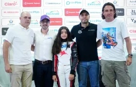 La piloto bogotana Alicia Ladino acompañada de los organizadores del Gran Premio Rotax del Caribe.  