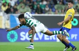 Luis Suárez intenta rematar hacia la portería del Estoril Praia.