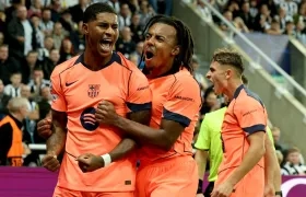 Marcus Rashford celebra con su compañero de equipo Jules Kounde. 