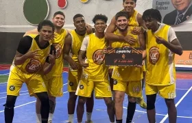 Integrantes de Micheladas LK Élite tras conquistar el título del Basket Directo CUP.