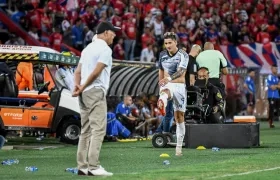 Guillermo Paiva se acerca al técnico Alfredo Arias tras ser sustituido en el partido contra el Medellín.