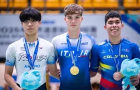 El coreano Jichan Kim (plata), el italiano Cristian Scassellati (oro) y el colombiano Wílmar Charris (bronce).