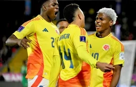 Neiser Villarreal y Jordan Barrera celebran con Óscar Perea, autor del gol del triunfo de Colombia.