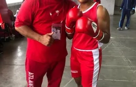 Raúl Pinzón, entrenador departamental, junto a la boxeadora Melani Pérez. 