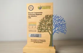 Reconocimiento entregado a la CRA. 