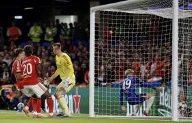 La pelota impulsada por el colombiano Richard Ríos entra a la portería del Benfica. 