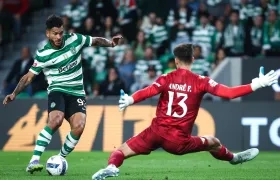 Luis Suárez en un mano a mano con Andre Ferreira, portero del Moreirense.