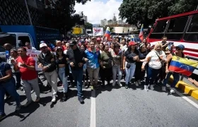 Personas participan de una marcha en respaldo al presidente de Venezuela, Nicolás Maduro.