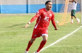 El atacante Víctor García celebra su gol contra Paz y Futuro. 