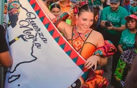 La Reina Michelle izando la bandera del grupo 'Fuera negra'. 