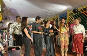 La primera dama Katia Nule entregando premios a diseñadores, junto a la Reina del Carnaval Michelle Char y Madelaine Certain, gerente de Proyectos Especiales.