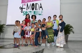 Los niños del programa Unisimón Kids con la diseñadora Judy Hazbún y la coordinadora del CEC, Diana Rojas Pabón, al  finalizar la pasarela.