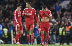 Lamento de los jugadores del Liverpool en Stamford Bridge.