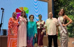 Madeleine Certain, gerente de proyectos especiales; Valentina Olano Wightman, Señorita Atlántico; Amalín de Hazbún  Erika Rohenes, presidenta ejecutiva de Ixel Moda; Juan Carlos Ospino, Secretario de Cultura; Valeria Lafaurie, Señorita Región Caribe.