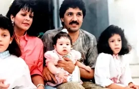 Rafael Orozco junto a su esposa, Clara Cabello, y sus hijas, Wendy, Loraine y Kelly Johanna.