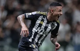 Guilherme Arana festeja su tanto.