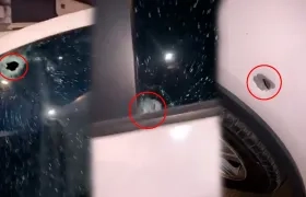 Impactos de bala en el vehículo del guardia del Inpec. 