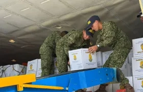 Momento del embarque de las ayudas humanitarias. 