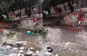 Momento del rescate del niño en el arroyo Don Juan. 