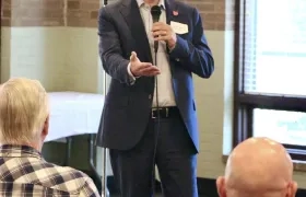 Senador estadounidense, Bernie Moreno.