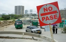 Bus de Sobusa transitando por el sector entre el edificio LivinnX y el Centro Comercial Le Champ.