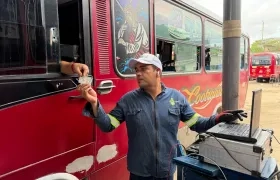 Prueba de emisión de gases a buses.