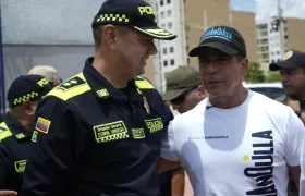 Alcalde Char y General Urrego durante la entrega del Cai en Puerta Dorada