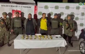 Capturados y lingotes de oro incautados. 