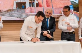 Carlos Caicedo en la inscripicón de su comité de firmas.