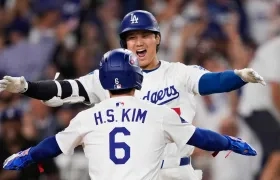 Los Dodgers celebrando su triunfo ante los Filis.